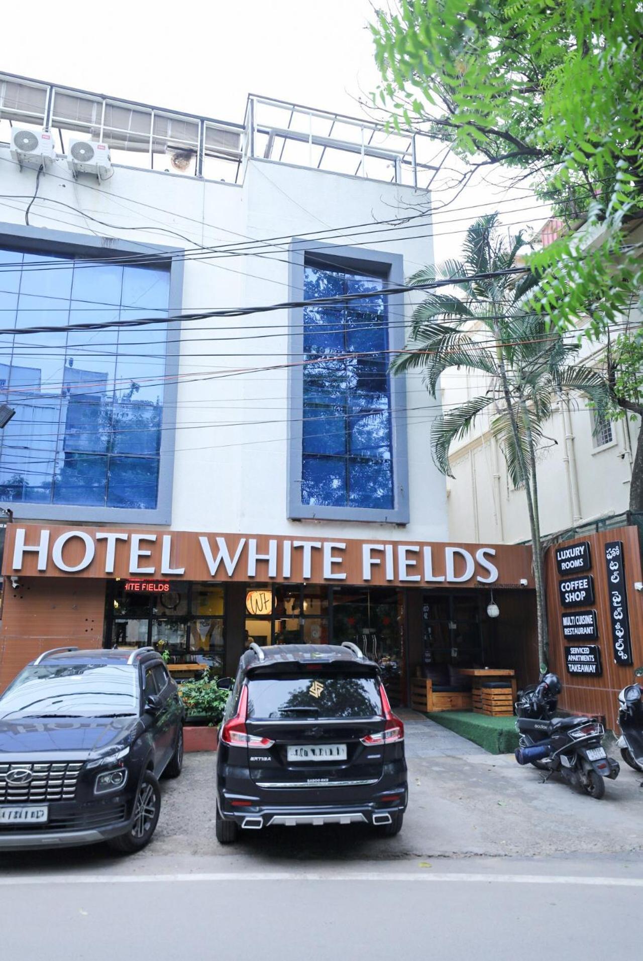 Hotel White Fields Hitec City, Гайдарабад Екстер'єр фото
