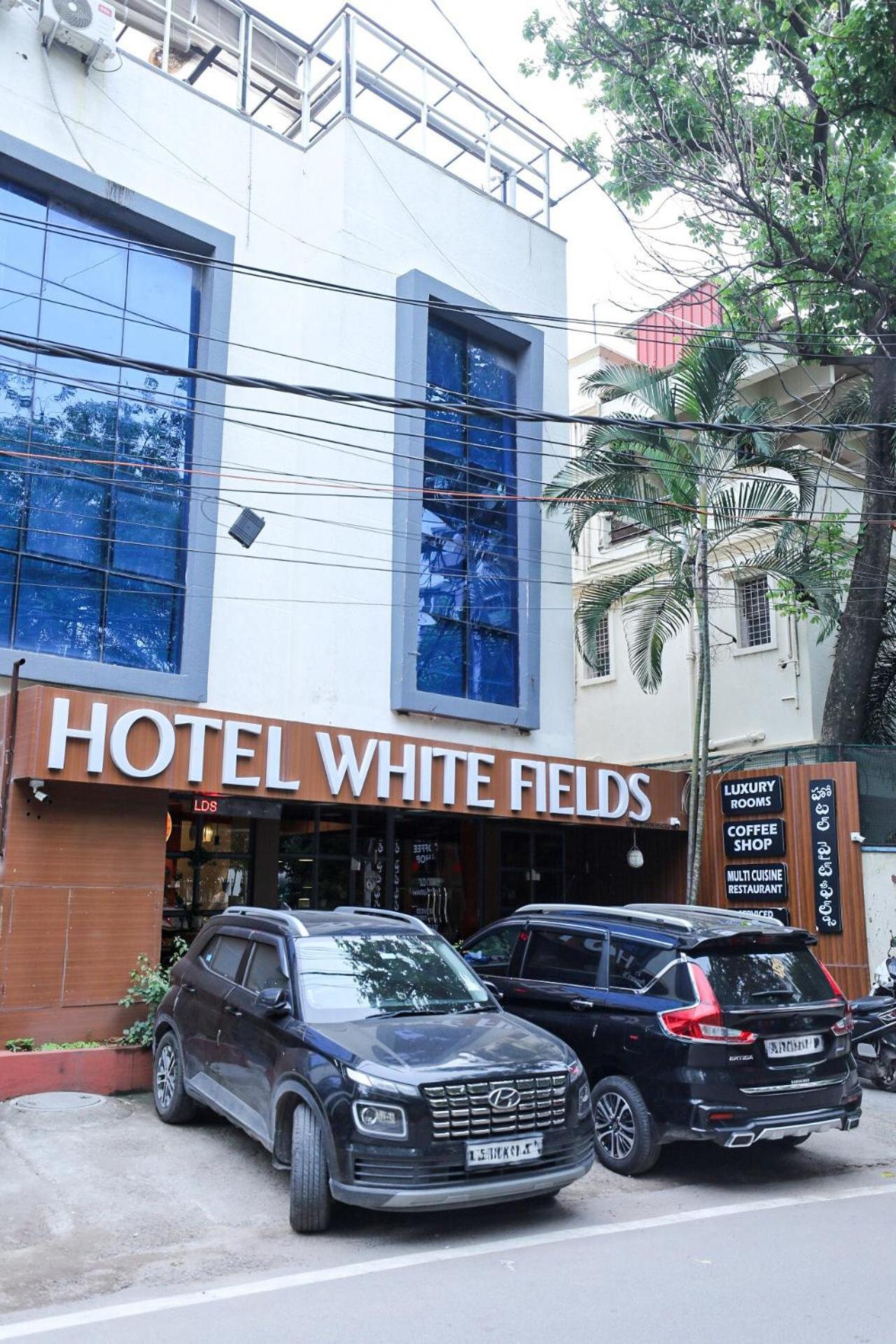 Hotel White Fields Hitec City, Гайдарабад Екстер'єр фото